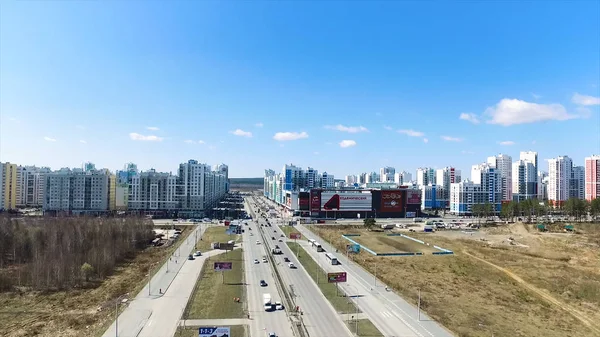 Havadan görünümü yeni yaşam bölgesi üzerinde. Şehir sınırlarının hemen dışında konut evler mahallede hava görünümünü. Görüntüleri