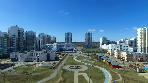 Hava uçak uçan daire konut vurdu. Görüntüleri. Kendi altyapı ve havadan görünümü otopark ile modern konut kompleksi. Mavi gökyüzü, bir yere daireler modern blok