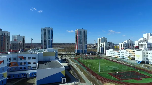 Aerial drone strzał, latające nad mieszkalnych budynków mieszkalnych. Materiał filmowy. Nowoczesny kompleks mieszkaniowy z własnej infrastruktury i parkingu widok z lotu ptaka. Nowoczesny blok na mieszkania z błękitnego nieba, miejsce do — Zdjęcie stockowe