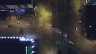 Bir yol sürüş, küçük arabalar ile gece üst aşağı hava dron görünümü. Modern şehir doğru karayolu trafik. Farlar yansıtan. Otoyol üzerinde otoyol trafik havadan görünümü.