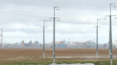 İletim hatları ve fabrika arka plan. Video. Petrol ve gaz endüstrisi, rafineri fabrika, Petrokimya tesisi alanı. Elektrik tesisi Sanayi emlak elektrik arka planı olarak kullanma