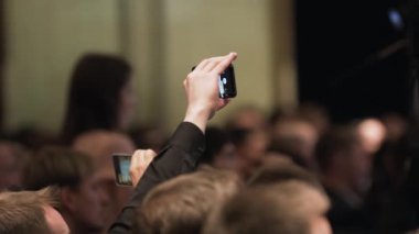 Kayıt video ile smartphone Event'de kapatın. Hisse senedi. İnsan eli telefonda video çekmek