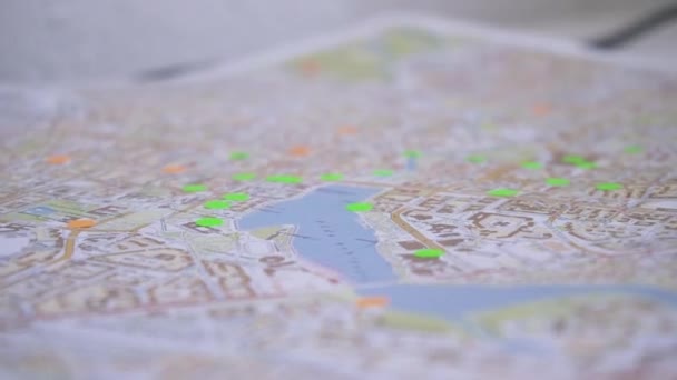 Cestovní mapa s selektivní fokus. V UK. Detail mapy města — Stock video