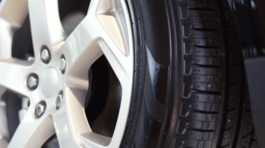 Araba tekerlek üzerinde bir araba yakın çekim. Hisse senedi. Tekerlek ayarlama disk. Araba tekerlek yakın çekim