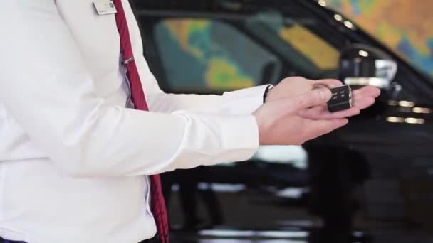 Vendeur donnant la clé de voiture au client intérieur. Des actions. concessionnaire de voiture donne des clés de voiture à une femme — Video