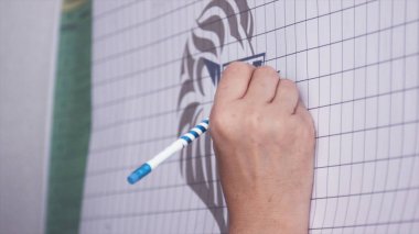 İş kadını ile Yönetim Kurulu yakınındaki smartphone. Hisse senedi. Bir kadın ekip tarafından ofiste iş geliştirme