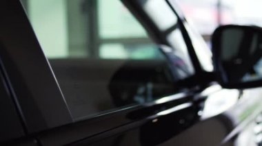 Yan dikiz aynası modern bir araba. Hisse senedi. Arabanın yan dikiz aynası