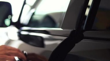 Koyu lüks araba iç - direksiyon simidi gösterge tablosu. Hisse senedi. Araba sürücüleri kapıdan tanıtımı