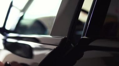 Koyu lüks araba iç - direksiyon simidi gösterge tablosu. Hisse senedi. Araba sürücüleri kapıdan tanıtımı