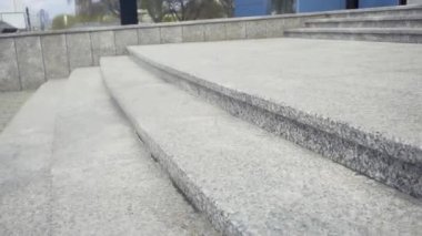 İn yakın deri ayakkabı merdivenlerden yukarı yürürken mans. Hisse senedi. İş adamı ofise gider