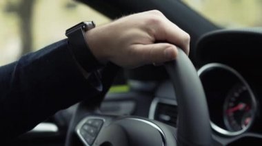 Lüks modern araba şehirde iş adamı. Hisse senedi. Businessmans el bir araba Close-up