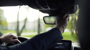 Bir araba ve dikiz aynası arayan bir işadamı. Hisse senedi. Dikiz aynasına bakarak arabada işadamı