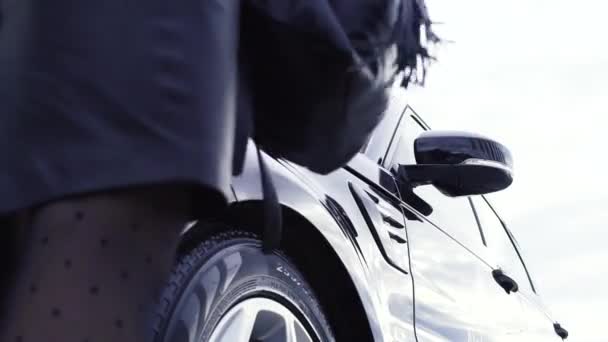 Jovem empresária atraente perto do carro off-road de luxo. Estoque. Empresária perto de carro caro — Vídeo de Stock