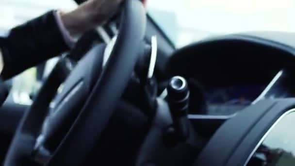 Mladí hosté řidička řídit auto na dálnici. V UK. Detailní záběr Mladá krásná žena, která řídila luxusní auto na silnici — Stock video