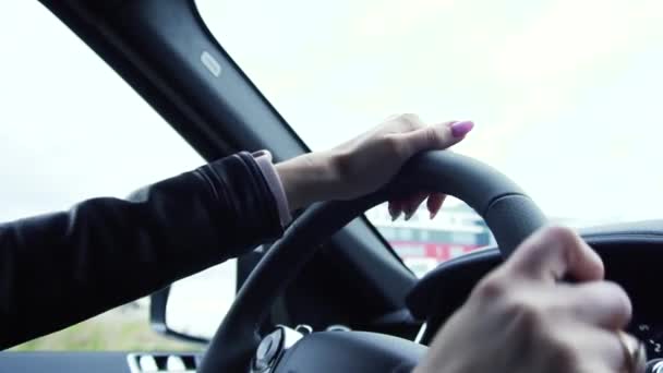 Jovem mulher de negócios motorista dirigindo um carro em uma estrada. Estoque. Close up jovem mulher bonita dirigindo um carro de luxo na estrada — Vídeo de Stock