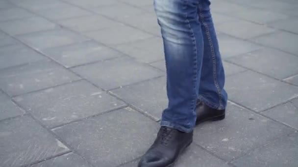 Close up de homens sapatos de couro preto ele andando na cidade. Estoque. Close-up de homens de negócios pernas — Vídeo de Stock