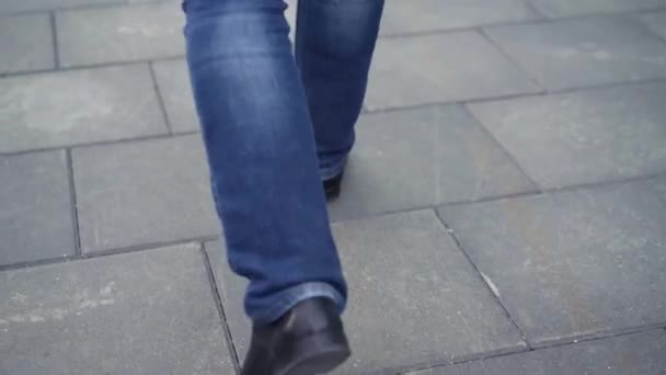 Close up de homens sapatos de couro preto ele andando na cidade. Estoque. Close-up de homens de negócios pernas — Vídeo de Stock