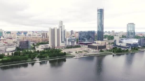 Vista dall'alto della città moderna con grattacieli e fiume. Azioni. Paesaggio urbano durante il giorno — Video Stock