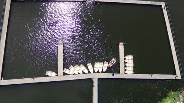 A Marina Part csónakokat légi felülnézet. Stock. Felülnézet folyami kikötő — Stock videók