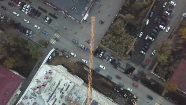 Sitio de construcción ocupado y equipo de construcción Vista aérea. Clip. Grúa en el sitio de construcción. Lugar de construcción de un edificio residencial alto, vista aérea . — Vídeos de Stock