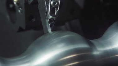 Metal işleme Cnc freze tezgahı. Kesme metal modern işleme teknolojisi. Hassas metal işleme makine