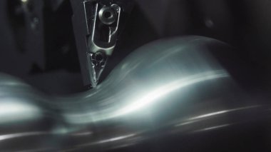 Metal işleme Cnc freze tezgahı. Kesme metal modern işleme teknolojisi. Hassas metal işleme makine