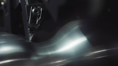 Metal işleme Cnc freze tezgahı. Kesme metal modern işleme teknolojisi. Hassas metal işleme makine