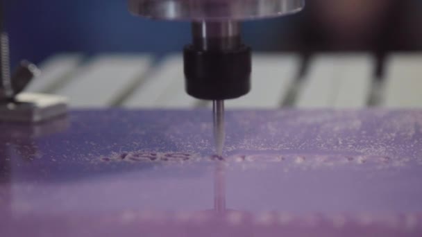 Automated machine saws words on a plastic bar. Cutting letters on the machine — Stock Video