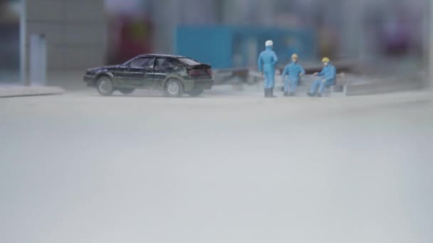 Miniatur orang pembangun. Konsep solusi kolektif untuk masalah apapun. Miniatur mainan pekerja — Stok Video