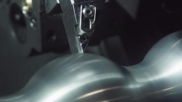 Máquina de trituração CNC Metalworking. Corte de metal moderna tecnologia de processamento. Máquina de usinagem de precisão de metal — Vídeo de Stock