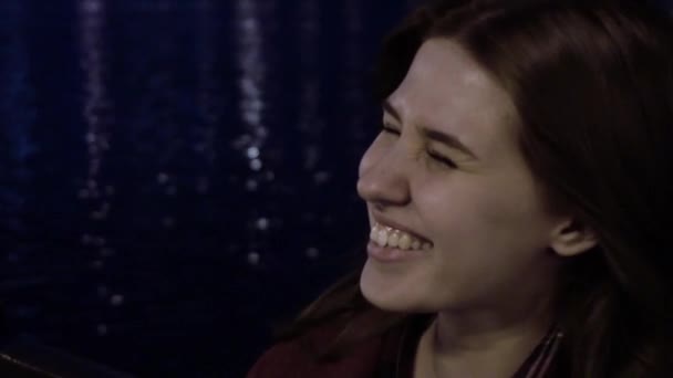 Retrato de mujer joven con el pelo en el viento, mientras que la noche en cámara lenta. El viento en las niñas cabello en la noche — Vídeo de stock