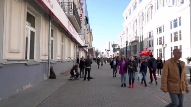 Rosja, Moskwa - 15 lipca 2018: Slow motion shot tłum chodzenie na ulicach. Materiał filmowy. Miasto tłum pieszych na letni dzień krzyż ruchliwym skrzyżowaniu — Wideo stockowe