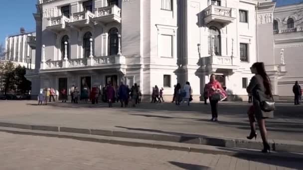 Rosja, Moskwa - 15 lipca 2018: Slow motion shot tłum chodzenie na ulicach. Materiał filmowy. Miasto tłum pieszych na letni dzień krzyż ruchliwym skrzyżowaniu — Wideo stockowe