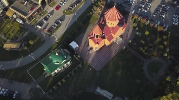 Um tiro aéreo de carros dirigindo através da pequena cidade do centro com as luzes e cruzamentos tarde da noite. Clipe. Vista aérea da estrada rua vazia da cidade da estrada na noite — Vídeo de Stock