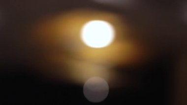 Siyah arka plan üzerine pahalı şık avize. Hisse senedi. Sıcak karanlık iç parlayan ile avize defocused. Aydınlatma ve atmosfer kavramı