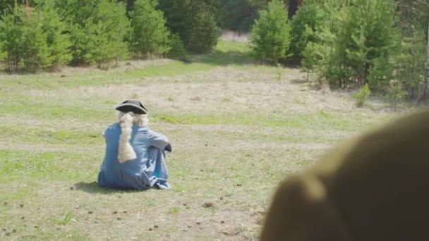Magányos arisztokrata ül a fűben, a parkban. Stock. Fogalma magányt mindenkor — Stock videók