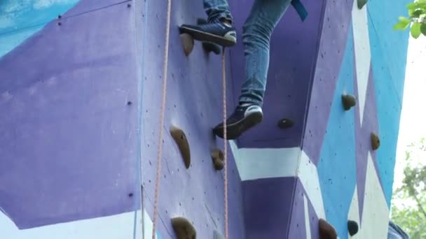 Young man climbing outdoor wall. Stock. Man was practicing on the climbing wall — Stock Video