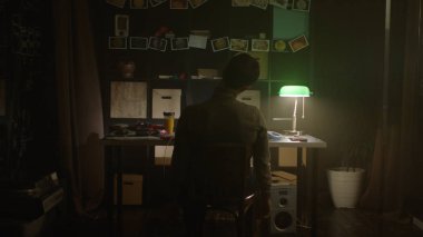 Akşamları evde laptop ile çalışan yorgun genç adam. Hisse senedi. Evde masada oturan üzgün yalnız adam. Yalnızlık kavramını