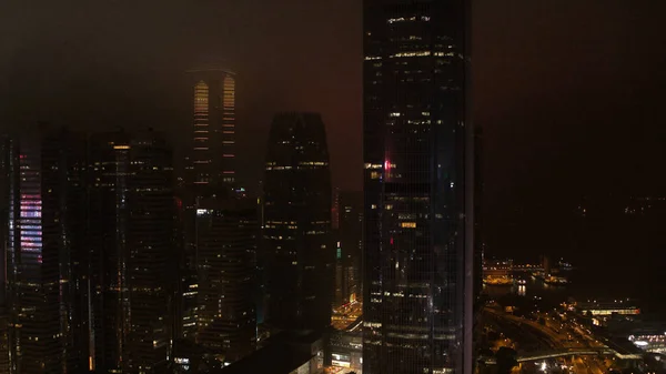 Fantástico horizonte noturno com arranha-céus iluminados. Estoque. Vista elevada do centro de Dubai, Emirados Árabes Unidos. Fundo de viagem colorido — Fotografia de Stock