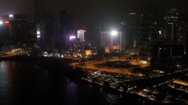 Dubai şehir gece sahne Ortadoğu'daki lüks yeni yüksek teknoloji şehir şehir ışıkları ile. Hisse senedi. Geceleri Dubai gökdelenlerin üstten görünüm
