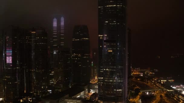 Fantástico horizonte nocturno con rascacielos iluminados. Acciones. Vista elevada del centro de Dubai, Emiratos Árabes Unidos. Fondo de viaje colorido — Vídeos de Stock