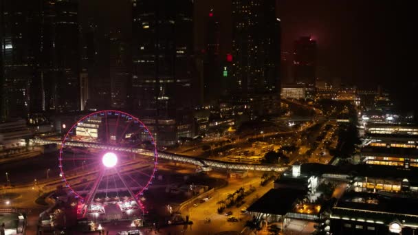 Pohled shora mrakodrapů ve velkém městě v noci. V UK. Skvělý pohled na město v noci — Stock video