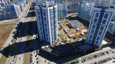 Dış gün içerisinde genel kentsel şehir tuğla apartmanın yüksek doğmak uygun fiyatlı konut kompleksi görüntüsünü oluşturma. manzarası şehir manzaralı modern metropol. Görüntüleri. Festablishment çekim