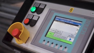 CNC makine dokunma kontrolleri. Kırmızı düğmeli baskı makinesinin uzak paneli. Klip. İşçi eli, modern ekipmanlar. Yenilikçi mühendislik çözümleri. mağazasındaki kontrol panelinin yakın çekim