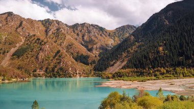 Pastoral yaz manzarası ile dağ gölü temizleyin. Hisse senedi. Dağ Gölü manzarası. Göller ve nehirler ile güneşli dağ vadinin görünümü
