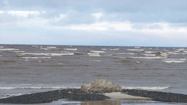 Güzel bir plaj, deniz ve kumdaki. Dalga deniz kum plaj. Video