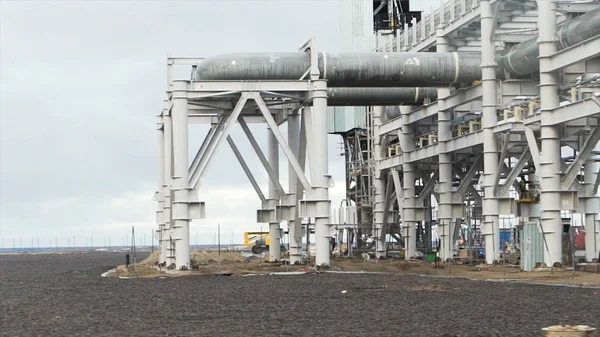 Usina térmica, usina de energia. Infraestrutura de uma Central Hidrelétrica com rio de fundo. Energético. Vídeo. Fábrica de eletricidade com tubos e fumaça . — Fotografia de Stock