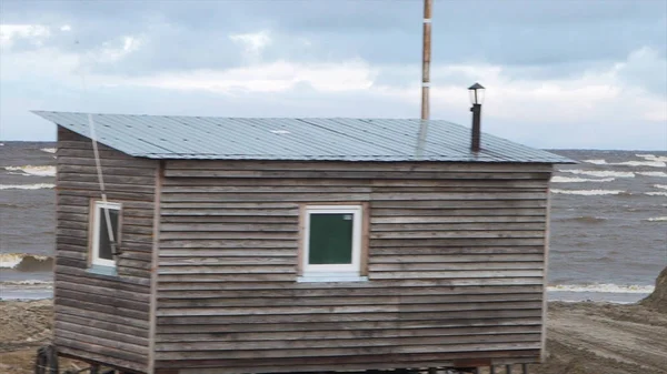 Εγκαταλελειμμένο ξύλινο σπίτι στην παραθαλάσσια ζώνη. Παραθαλάσσιο με ξύλινο σπίτι, κτίριο με φόντο στη θάλασσα. Βίντεο — Φωτογραφία Αρχείου