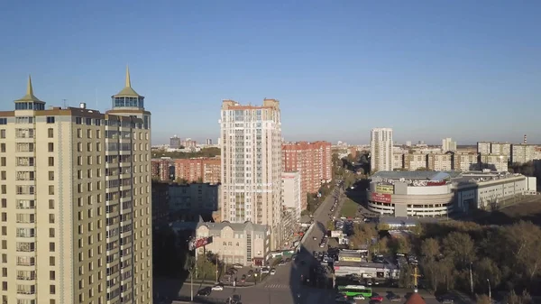 Stadtentwicklung. Wohngebiet akademische. Video. Russland. Jekaterinburg. Luftaufnahme der Innenstadt von Jekaterinburg Skyline der Stadt. Nach vorn. — Stockfoto