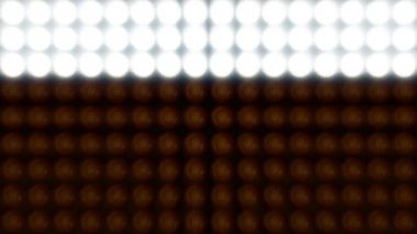 Rengi parlak sahne ışıkları yanıp sönen. Spotlight ve duvar dans